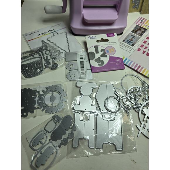 We R Memory Keepers Tool Evolution MINI DIE CUT MACHINE With Dies - Picture 2 of 4